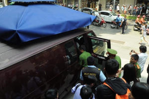 Chi nhánh Eximbank tại TPHCM bị khám xét, 2 nhân viên bị bắt tại chỗ