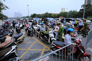 Lực lượng chức năng căng mình làm việc tại các chốt kiểm soát dịch