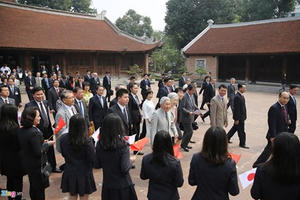 Nhà vua và Hoàng hậu Nhật Bản thăm Văn Miếu, động viên lưu học sinh Việt Nam