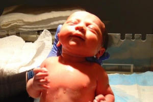 Em bé đầu tiên từ mô buồng trứng đông lạnh chào đời ở Anh