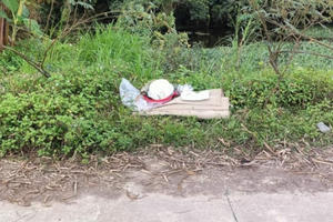 Phát hiện thi thể người đàn ông bên đường với vết dao thấu bụng