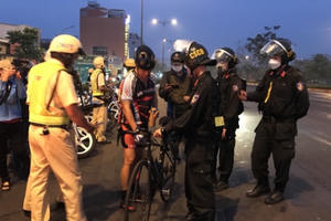 TP. HCM: CSGT ra quân xử phạt những “tay đua bán chuyên” trên đại lộ Phạm Văn Đồng