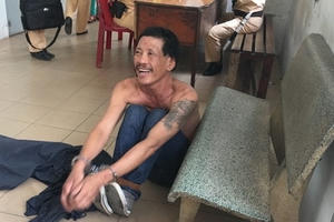 Cứu thanh niên ngáo đá ôm bình gas đòi tự sát, 4 chiến sĩ công an bị bỏng