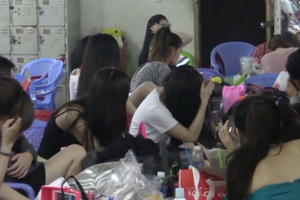 Clip - Đột nhập quán Karaoke, massage Thiên Tình Nghĩa phát hiện hàng chục tiếp viên ăn mặc gợi cảm Clip - Đột nhập quán Karaoke, massage Thiên Tình Nghĩa phát hiện hàng chục tiếp viên ăn mặc gợi cảm