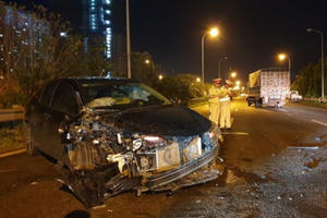 Hà Nội: Ô tô 5 chỗ nát bét đầu sau cú đâm xe tải trên đại lộ Thăng Long