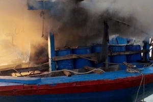 Chuẩn bị nhổ neo, một tàu cá ở Quảng Ngãi bốc cháy dữ dội