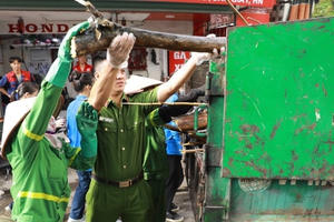 Công an chung tay cùng nhân dân dọn rác dưới trời nắng 40 độ C