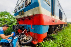 Đồng Nai: 2 người tử vong thương tâm sau va chạm với tàu hỏa