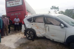 Hà Tĩnh: Xe khách giường nằm va chạm với ô tô 7 chỗ, hành khách hoảng loạn