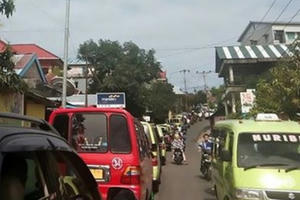 Người dân hoang mang vì tin giả động đất ở Indonesia Người dân hoang mang vì tin giả động đất ở Indonesia