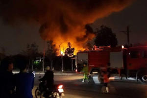 Hà Nội: Hiện trường vụ cháy xưởng nhựa ở Triều Khúc Hà Nội: Hiện trường vụ cháy xưởng nhựa ở Triều Khúc