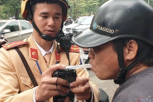 Bị phạt vì ăn hoa quả khi lái xe: đâu là giải pháp