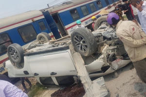 Cố băng qua đường sắt xe bán tải bị tàu hỏa tông nát