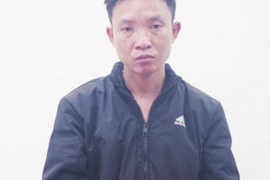 Mang rượu sang nhậu, bị chủ nhà đánh hỏng mắt