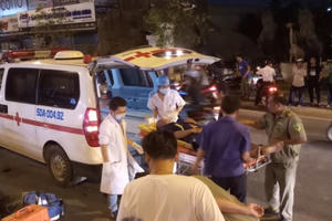 Xe máy chạy ngược chiều lao đầu vào ô tô, một thanh niên bị thương nặng