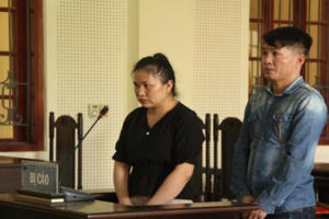 Người vợ nhân từ dù bị phản bội vẫn đến tòa động viên chồng cùng nhân tình