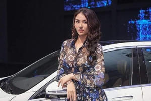 Hồng Quế bức xúc khi bị chỉ trích không mặc nội y tại sự kiện