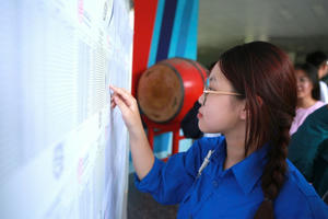 Thí sinh hào hứng bước vào ngày thi cuối kỳ thi Tốt nghiệp THPT với các môn tự chọn