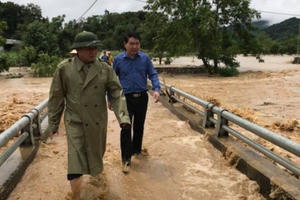 Nghệ An: Mưa lũ khiến 5 người chết, bản làng bị cô lập trong biển nước Nghệ An: Mưa lũ khiến 5 người chết, bản làng bị cô lập trong biển nước