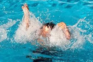 Trượt chân xuống hố rác có nước, cháu bé tử vong