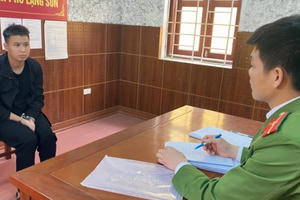 2 đôi nam nữ mua bán dâm tại nhà nghỉ bị bắt quả tang