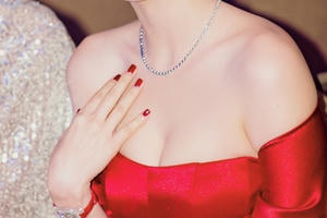 Nữ hoàng nội y Ngọc Trinh mặc đồ cắt xẻ "đốn tim" cánh mày râu