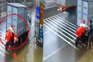 Clip: Người điều khiển xe đạp điện "đứng im" khi xe tải đang lùi va chạm với mình