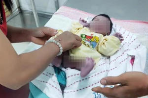 Gia Lai: Bé sơ sinh bị bỏ lại trước cửa nhà dân lúc nửa đêm