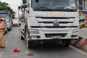 Qua đường đón xe buýt, người phụ nữ bị xe bồn tông chết