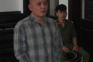 Đi nhầm phòng khách sạn, “yêu râu xanh” lĩnh 2 năm tù