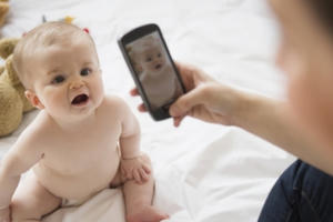 Con không thích mẹ chụp ảnh đăng Facebook