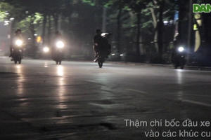 Hà Nội: "Toát mồ hôi " xem hàng chục quái xế bốc đầu, đua xe quanh Hồ Gươm Hà Nội: "Toát mồ hôi " xem hàng chục quái xế bốc đầu, đua xe quanh Hồ Gươm