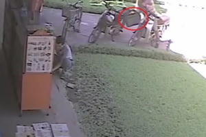 Giây phút chủ quan người đàn ông bị trộm laptop ngay sau lưng mà không biết