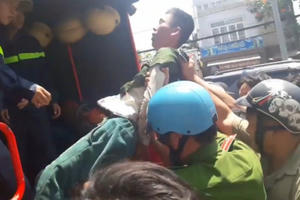 Clip: Thanh niên nghi "phê thuốc" trèo lên nóc nhà "làm xiếc"