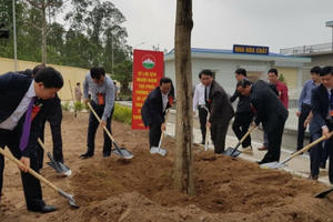 Ba Vì (Hà Nội): Phát động phong trào trồng cây và gắn biển công trình nhà máy nước sạch Phú Sơn