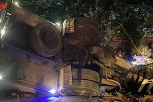 Xuyên đêm giải cứu tài xế kẹt trong cabin xe tải dưới hố sâu ở Đắk Lắk