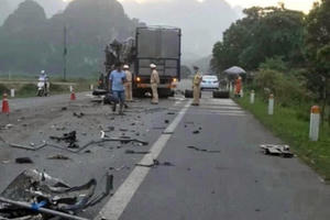 Xe tải vỡ vụn sau va chạm với xe đầu kéo, 2 người thương vong