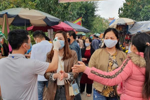 Đền ông Hoàng Mười vẫn tấp nập du khách