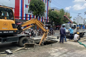 Khẩn trương khắc phục sự cố “hố tử thần” trên đường Huỳnh Tấn Phát