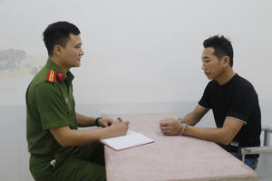 Tạm giữ người đàn ông gây rối trật tự trong trường học tại Nghệ An