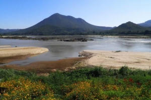Giờ có thể lội bộ băng Mekong qua Lào!