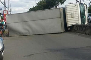 Tránh "ninja Lead", xe tải lật kinh hoàng trên quốc lộ 22 Tránh "ninja Lead", xe tải lật kinh hoàng trên quốc lộ 22