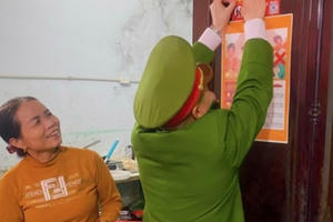 Công an Hà Tĩnh niêm yết đường dây nóng tại khu dân cư Công an Hà Tĩnh niêm yết đường dây nóng tại khu dân cư