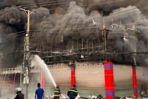 Bà hỏa thiêu rụi cửa hàng xe máy tại Bình Dương lúc rạng sáng