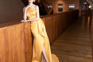 Kỷ niệm 500 ngày yêu, Á hậu Thùy Dung vẫn "bỏ quên" bạn trai, bận rộn với công việc