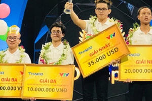 Quảng Ninh: Biển người sôi động cổ vũ cho thí sinh vô địch cuộc thi Đường lên đỉnh Olympia năm thứ 18