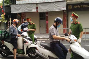 Bắt đầu triển khai tổ đặc biệt kiểm soát 100% người ra đường trên phố cổ