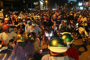 Hàng nghìn người về quê tự phát ở cửa ngõ TP HCM