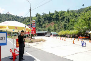 Cảnh sát giao thông Lâm Đồng dãi nắng dầm mưa bám đường chống dịch