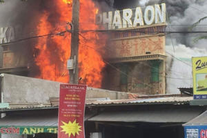 Video: Cháy lớn tại quán karaoke ở TP Hồ Chí Minh